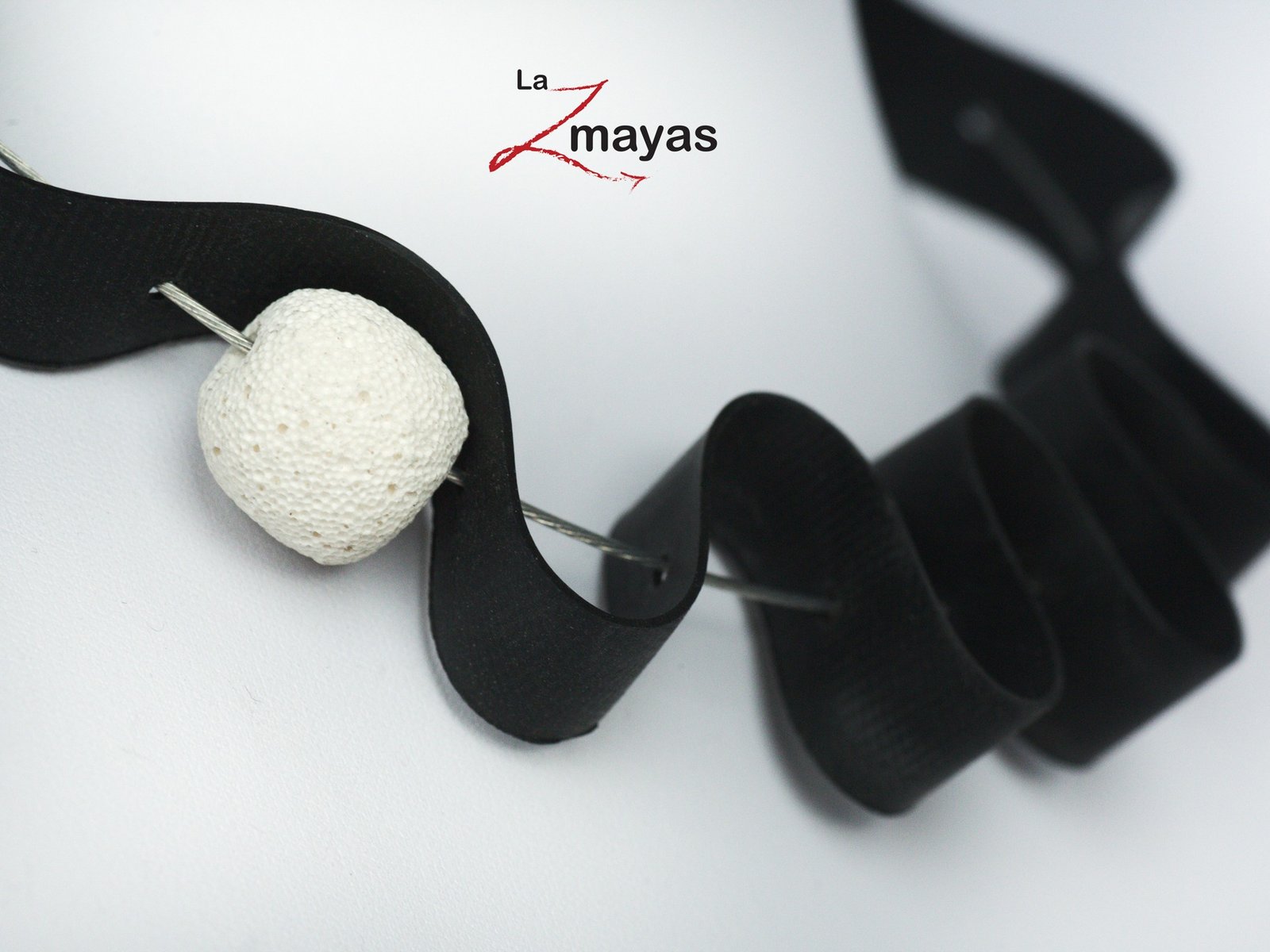 LAZMAYAS-BIJELA-LAVA-ogrlica1 LAZMAYAS-BIJELA-LAVA-ogrlica1