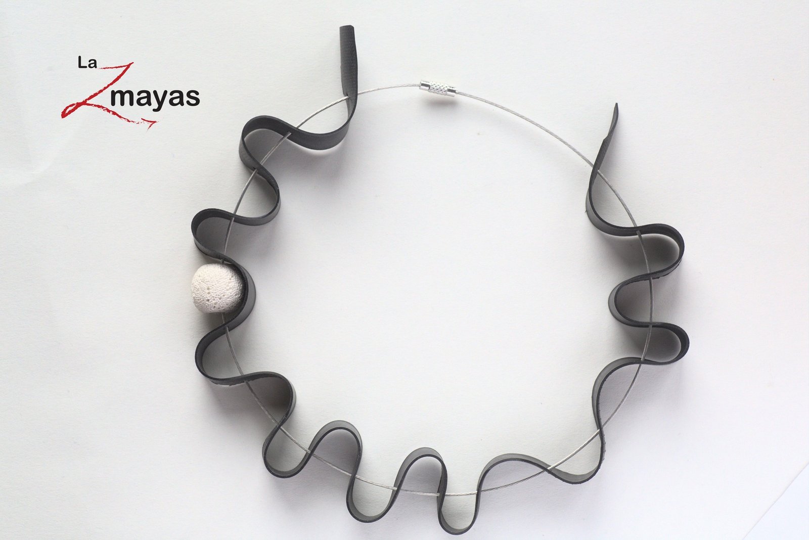 LAZMAYAS-BIJELA-LAVA-ogrlica2 LAZMAYAS-BIJELA-LAVA-ogrlica-za-galeriju